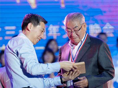 海為公司建廠30周年慶典活動(dòng)盛大召開(kāi)，董事長(zhǎng)榮獲“終身成就獎(jiǎng)”殊榮